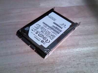 [The 2.5" SATA drive of the R1.]